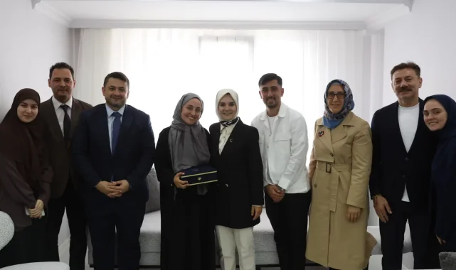 Bakan Göktaş, yeni evli çiftin ilk misafiri oldu
