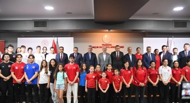 Balıkesir'de gençler denizle buluşuyor