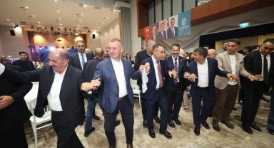 Başkan Büyükakın, Vanlıların halayına katıldı