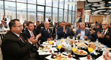Bursa Osmangazi'de gaziler aynı sofrada