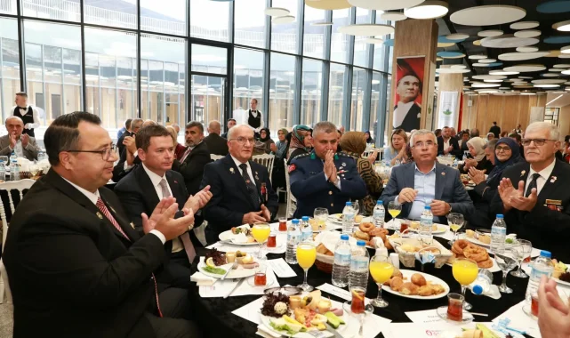 Bursa Osmangazi'de gaziler aynı sofrada