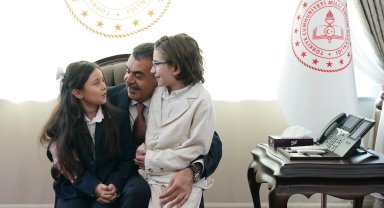 Cumhurbaşkanı Erdoğan ile şarkı söylemişlerdi... Bakan Tekin o çocukları ağırladı