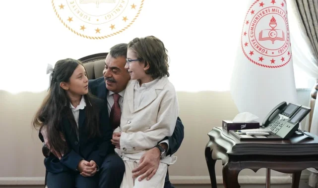 Cumhurbaşkanı Erdoğan ile şarkı söylemişlerdi... Bakan Tekin o çocukları ağırladı