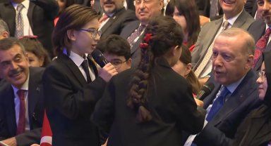 Cumhurbaşkanı Erdoğan'dan çocuklara türkü sürprizi... "Çayelinden Öteye"ye eşlik etti
