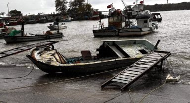 Düzce Akçakoca'da fırtına 14 tekneye zarar verdi