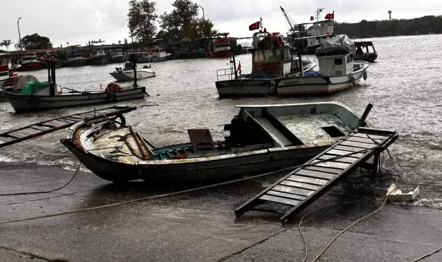 Düzce Akçakoca'da fırtına 14 tekneye zarar verdi