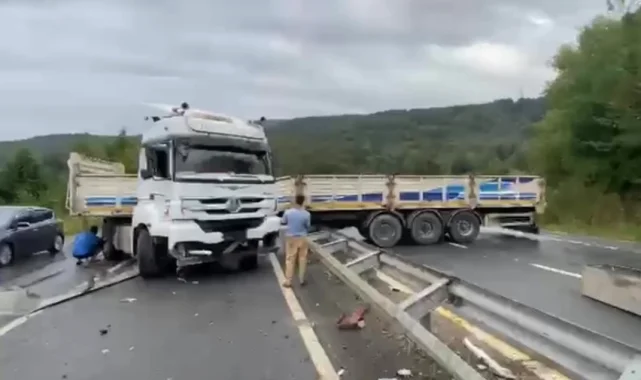 Düzce Akçakoca'da TIR makas attı, trafiği kilitledi!
