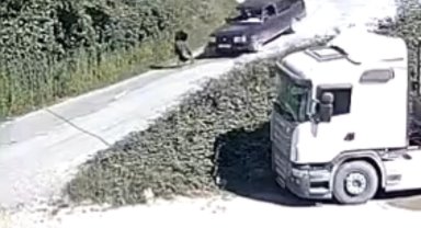 Düzce Yığılca'da otomobilin çarptığı kadın yere savruldu