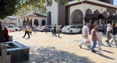Düzce'de burası cami avlusu mu, otopark mı?