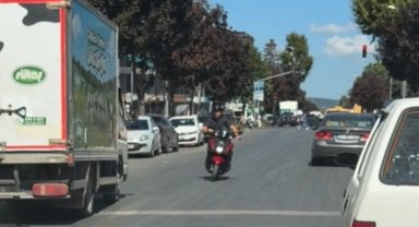 Düzce'de Kuyumcuzade Bulvarı'nda tehlikeli yolculuk kamerada