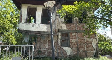 Gölcük'te riskli metruklarda yıkıma devam