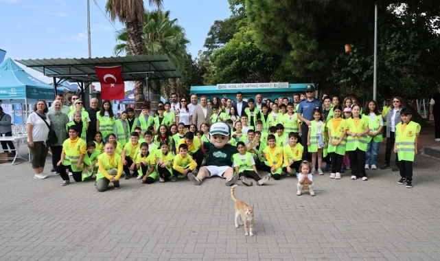 Gönüllüler Körfez'de 1 ton atık topladı