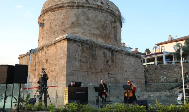 Hıdırlık Kulesi'nde Akdeniz manzarasına müzik eşlik etti