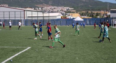 İzmir Bornova'da yenilenen Doğanlar Sahası çocukların golleriyle açıldı