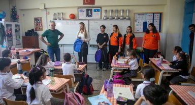 İzmir Güzelbahçe'de öğrencilere kırtasiye desteği