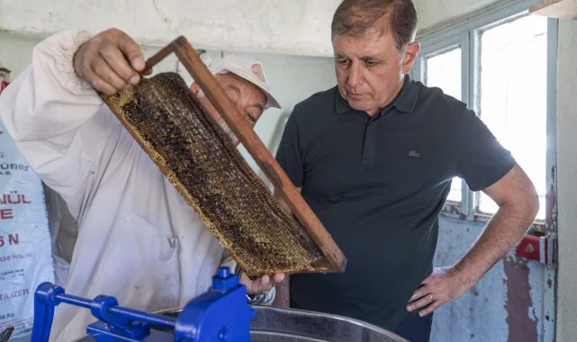 İzmir'de Başkan Tugay üreticiyle bal sağdı
