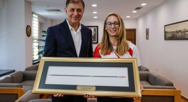 İzmir'de şampiyon okçu Dünya Yenihayat'tan Başkan Tugay'a ziyaret