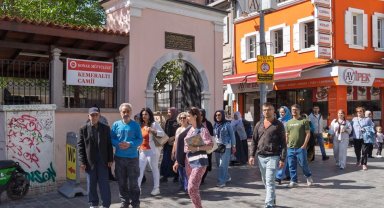 İzmir'in emeklileri kenti keşfediyor