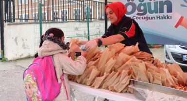 İzmit Belediyesi'nden öğrencilere pizza ve ayran ikramı
