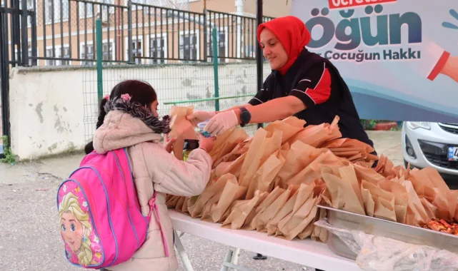 İzmit Belediyesi'nden öğrencilere pizza ve ayran ikramı