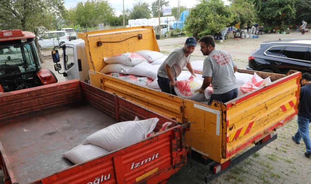 İzmit'te yangında zarar gören üreticileri yalnız bırakmadı