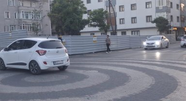 Keşan'da Hastane Caddesi'ndeki inşaat yaya güvenliğini tehdit ediyor