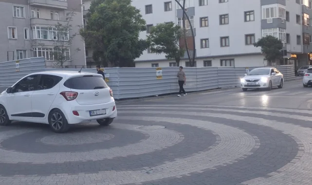 Keşan'da Hastane Caddesi'ndeki inşaat yaya güvenliğini tehdit ediyor