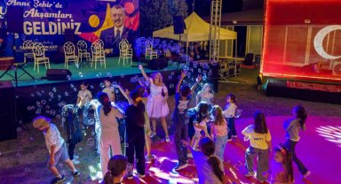 Kocaeli'de Anne Şehir'de sıra gecesi türkülerle renklendi