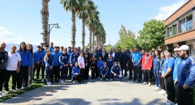 Kocaeli'de Başkan Büyükakın başarılı sporcularla buluştu