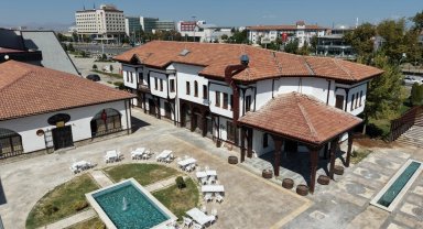 Malatya'da kerpiç evler "Bi'Mekan" olarak yeniden hayat buluyor