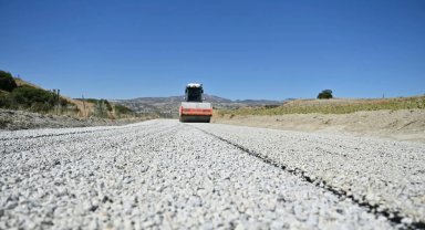 Manisa Selendi'de 26 yıllık yola ilk asfalt
