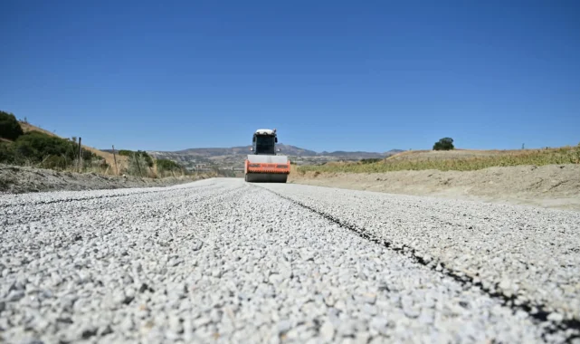Manisa Selendi'de 26 yıllık yola ilk asfalt