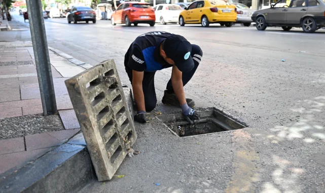 Manisa'da yağışlar öncesi ızgara temizliklerini hızlandırdı