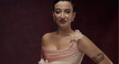 Melike Şahin'den yeni tekli "Ölmem Ölemem"