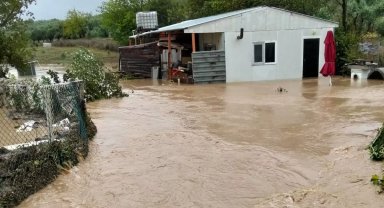 Mudanya Yalıçiftlik'te ev sular altında kaldı... Mahsur kalan adını MAK kurtardı