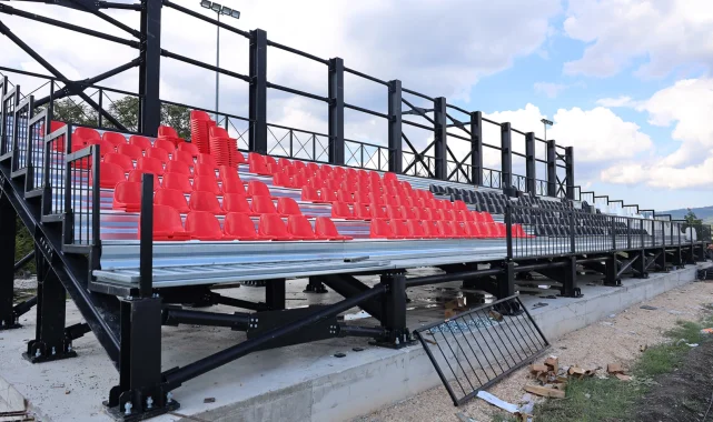 Sapanca Kurtköy Futbol Sahası'nda tribünler yükseliyor
