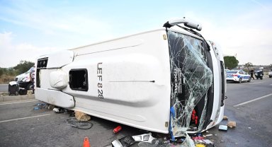Antalya-Isparta yolunda yolcu otobüsü devrildi: 17 yaralı