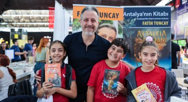 Antalya Kitap Fuarı'na ilgi sürüyor