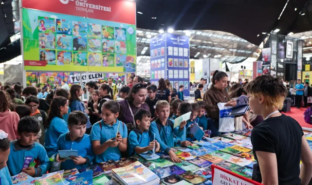 Antalya Kitap Fuarı'na öğrencilerden yoğun ilgi