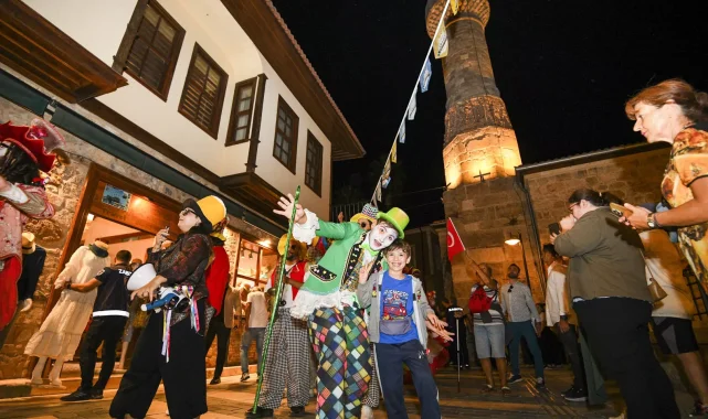 Antalya'da büyüleyici kortej Kaleiçi'nde karnaval havası estirdi