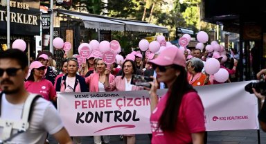 Antalya'da meme kanserine karşı farkındalık yürüyüşü