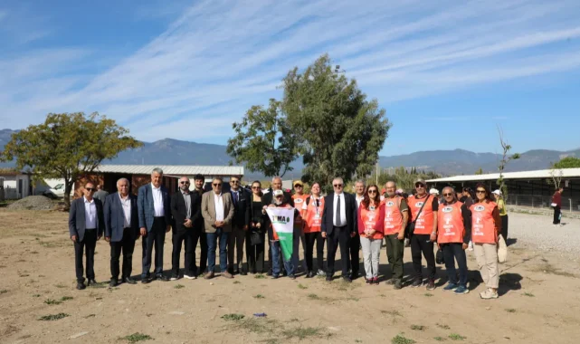Balıkesi Edremit'te fidanlar toprakla buluştu