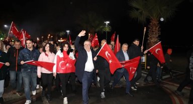 Balıkesir Edremit'te Cumhuriyet Bayramı coşkusu yağmura rağmen dinmedi