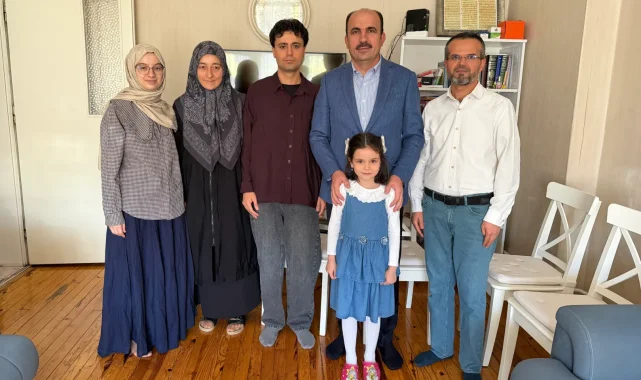 Başkan Altay'dan umreye giden aileye ziyaret