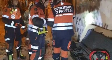 Beyoğlu'nda 5 katlı metruk çöktü! Göçükte kimseye rastlanmadı!