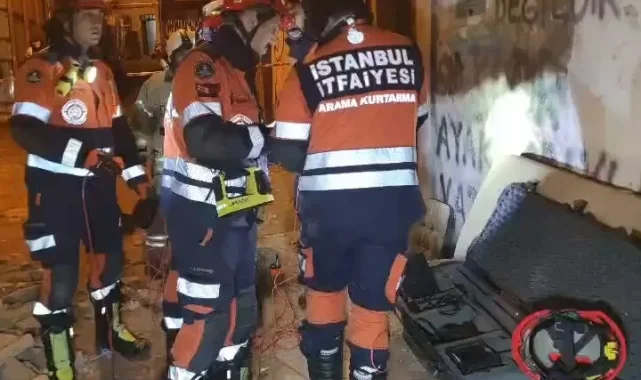 Beyoğlu'nda 5 katlı metruk çöktü! Göçükte kimseye rastlanmadı!