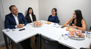 Bornova'da Başkan Eşki'den yurtta kalan öğrencilere anlamlı ziyaret