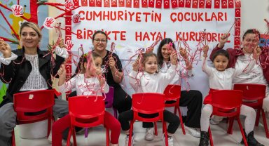 Bornova'da Cumhuriyet coşkusu çocuklarla başladı