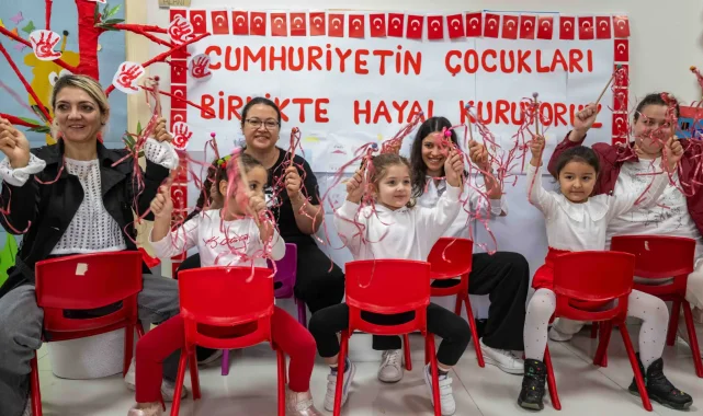 Bornova'da Cumhuriyet coşkusu çocuklarla başladı