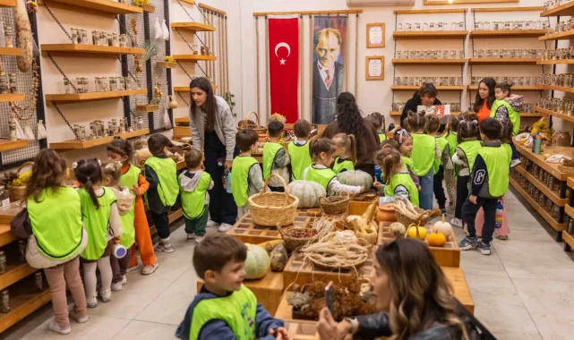 Bornova'nın minikleri 50 zeytin fidanını toprakla buluşturdu